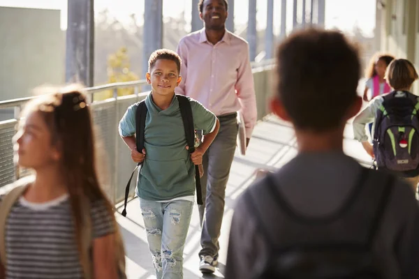 Profesor Masculino Alumnos Caminando Campus Escolar Ocupado — Foto de Stock