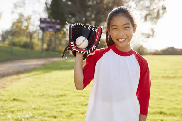 Jonge Chinese Meisje Houdt Van Honkbal Mitt Camera Kijken — Stockfoto