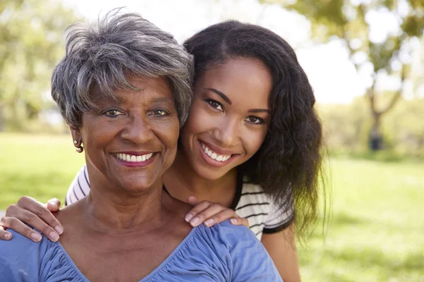 Porträtt Senior Mor Med Vuxen Dotter Park — Stockfoto