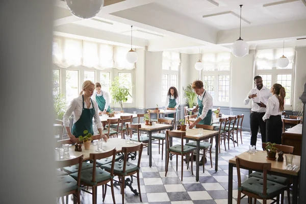 Staff Laying Tables Empty Restaurant — Stock Photo, Image