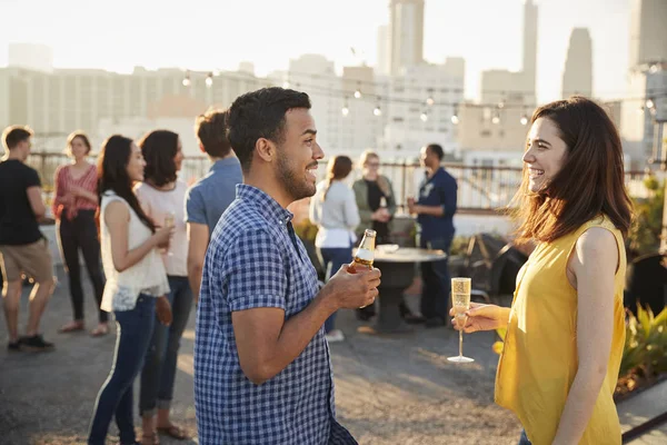 Amigos Reunidos Terraço Telhado Para Festa Com Horizonte Cidade Fundo — Fotografia de Stock