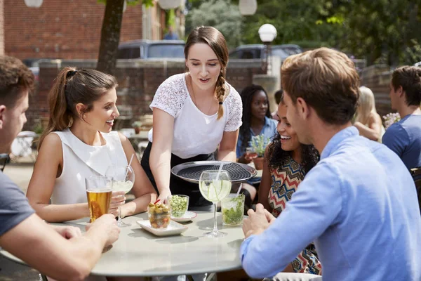 Garçonete Servindo Bebidas Para Grupo Amigos Sentados Mesa Pub Garden — Fotografia de Stock