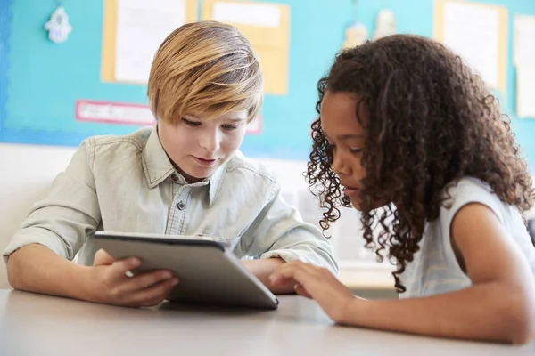 Young Girl Boy Using Tablet Elementary School Class — Stock Photo, Image