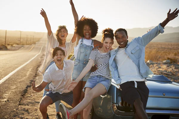 Porträtt Fem Vänner Står Vid Klassiska Cabrioleter Roadtrip — Stockfoto