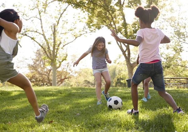 Vier Jonge Meisjes Schoppen Voetbal Samen Park — Stockfoto