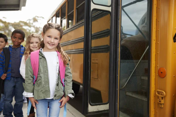 Szkoła Podstawowa Dla Dzieci Oczekujących Pokładzie Autobusu Szkolnego — Zdjęcie stockowe