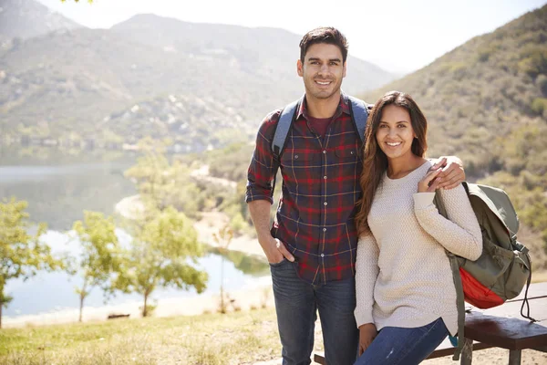 Joven Pareja Sonriente Abrazándose Mesa Parque — Foto de Stock