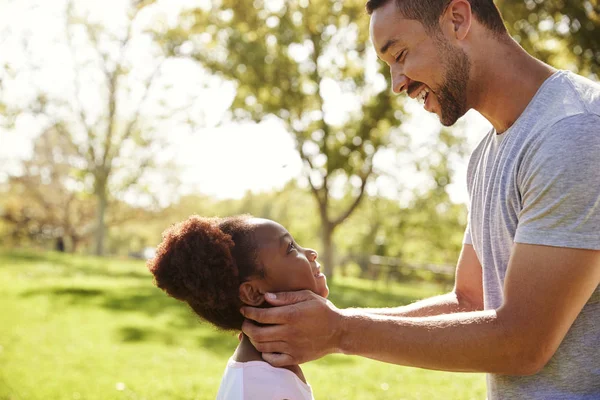 Padre Bacio Figlia Park Attenzione Selettiva — Foto Stock