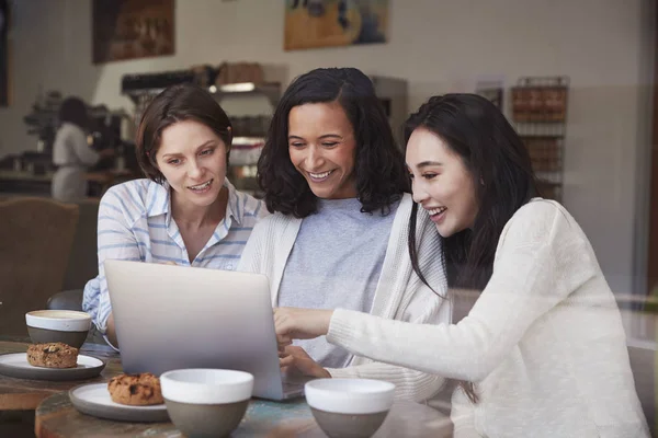 Amiche Che Guardano Computer Portatile Insieme Caffetteria — Foto Stock