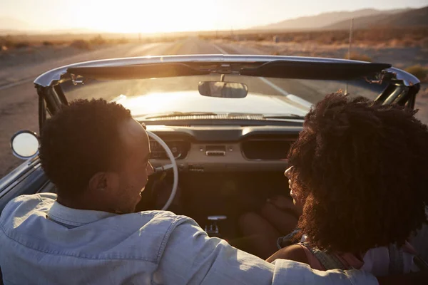 Rückansicht Von Paar Auf Roadtrip Mit Oldtimer Cabrio Gegen Sonnenuntergang — Stockfoto