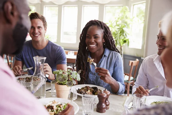 Grupo Amigos Sentados Mesa Restaurante Disfrutando Comida Juntos — Foto de Stock