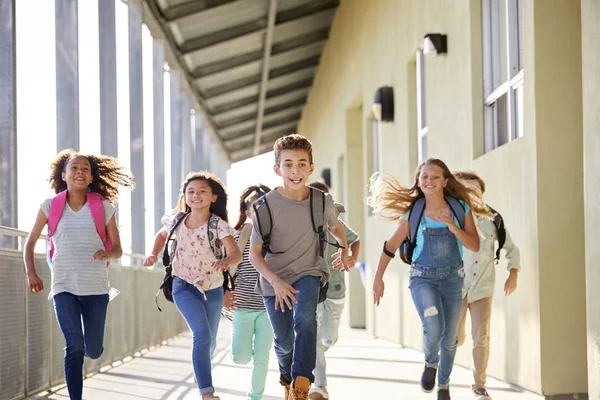 Bambini Che Corrono Nel Corridoio Della Scuola Elementare — Foto Stock