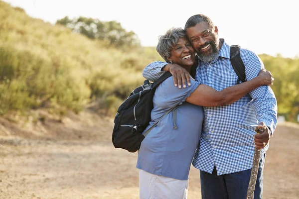 Casal Sênior Vestindo Mochilas Caminhadas Campo Juntos — Fotografia de Stock