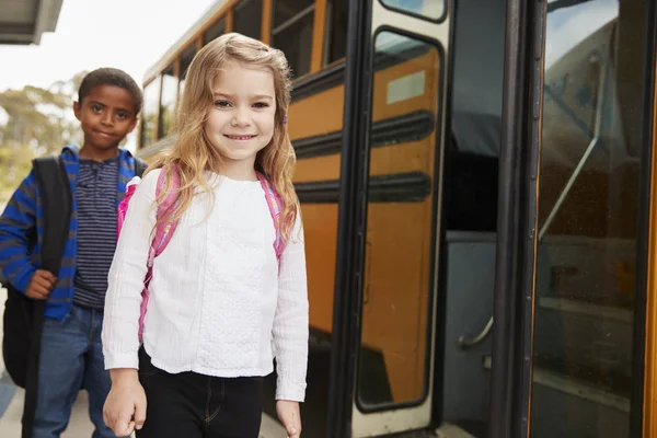 Základní Škola Dívka Chlapec Čekající Palubě Školní Autobus — Stock fotografie