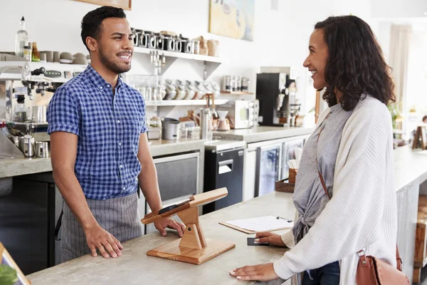 Pedido Cliente Femenino Mostrador Cafetería — Foto de Stock