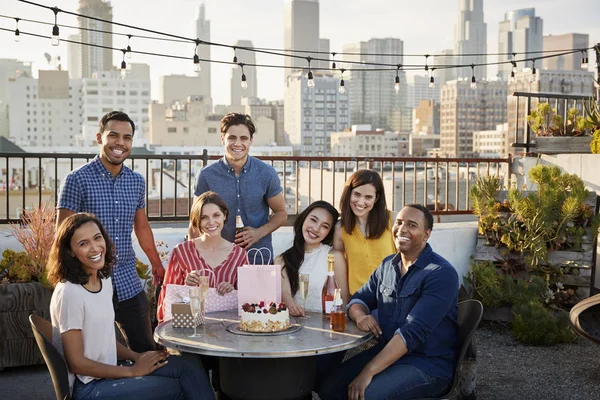 Vrienden Verzameld Dakterras Vieren Verjaardag Met Skyline Van Stad Achtergrond — Stockfoto