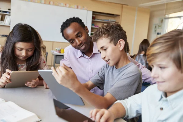 Enseignant Aidant Les Écoliers Utiliser Des Tablettes Classe — Photo