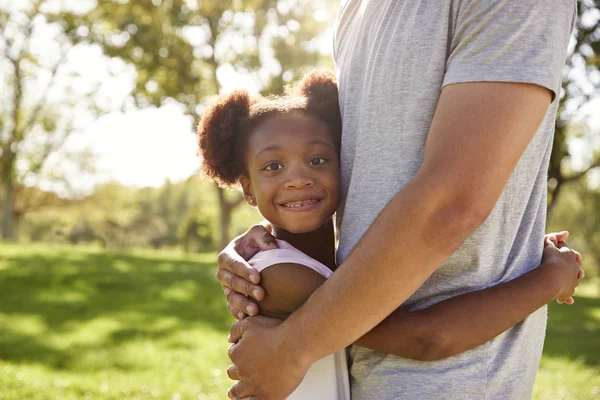 Πατέρας Αγκαλιάζει Κόρη Στο Πάρκο Επιλεκτική Εστίαση — Φωτογραφία Αρχείου