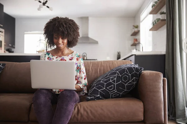 Mulher Sentada Sofá Casa Usando Laptop — Fotografia de Stock