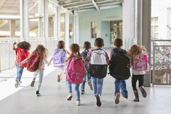 Bambini Delle Scuole Elementari Corrono Dalla Macchina Fotografica Nel Corridoio — Foto Stock