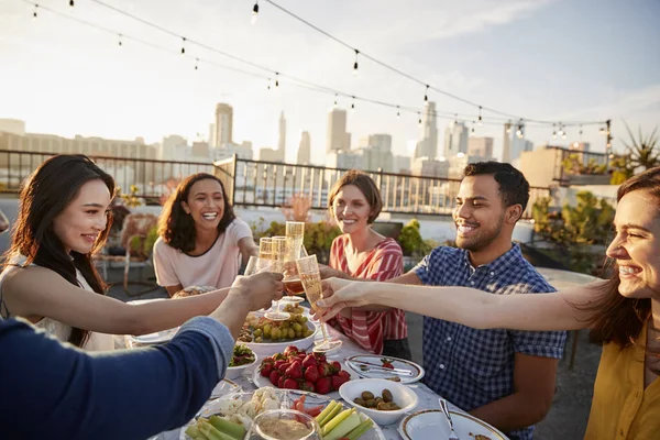 Друзі Зібралися Rooftop Тераса Їжі Містом Skyline Задньому Плані — стокове фото