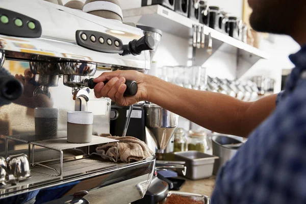 Jovem Barista Masculino Preparando Café Expresso Café — Fotografia de Stock