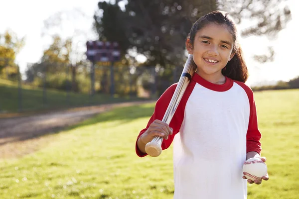 Ung Spansktalande Tjej Med Baseball Och Bat Ler Mot Kameran — Stockfoto