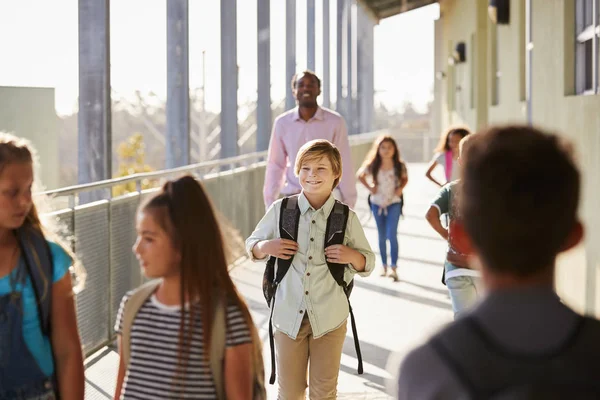 Manlig Lärare Och Elever Skolcampus — Stockfoto