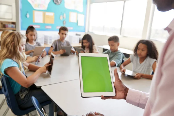 Öğretmen Çocuklar Lköğretim Okulu Ders Tablet Kullanma — Stok fotoğraf
