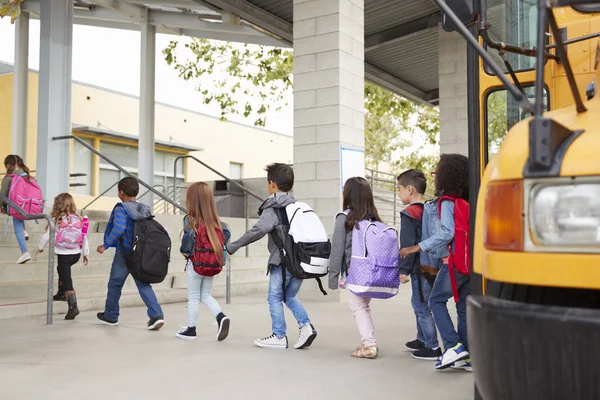 Grundskola Barnen Anländer Till Skolan Från Skolbuss — Stockfoto