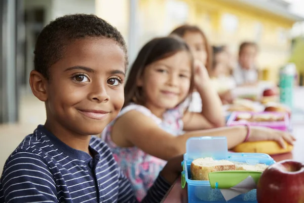 Niño Niña Mesa Almuerzo Escuela Sonriendo Cámara —  Fotos de Stock