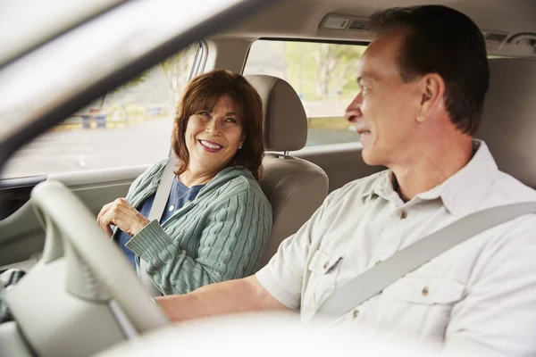 Senior Pareja Carreras Mixtas Coche Vacaciones — Foto de Stock