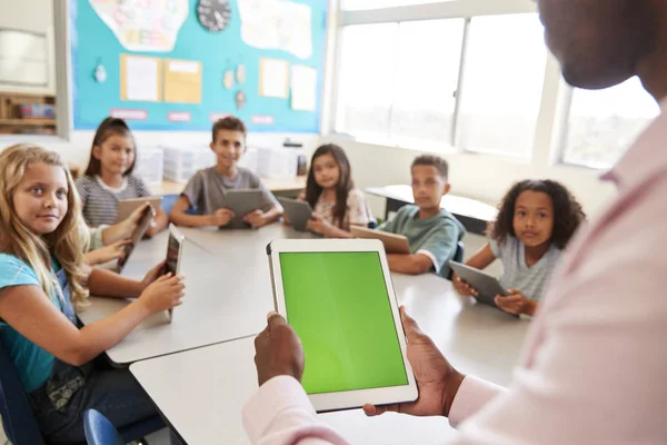 Professor Crianças Usando Tablets Lição Ensino Fundamental — Fotografia de Stock