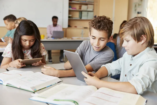 Écoliers Travaillant Ensemble Avec Tablette Informatique Classe — Photo