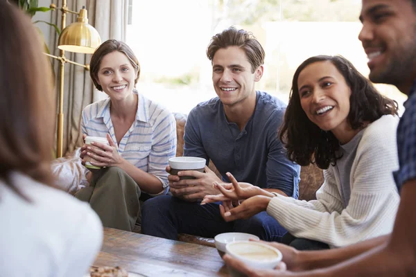 Amigos Relajándose Alrededor Mesa Cafetería — Foto de Stock