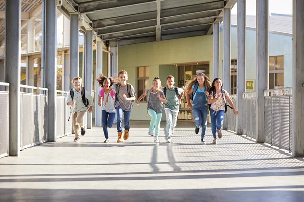 Groupe Élèves Primaire Qui Courent Dans Couloir Scolaire — Photo