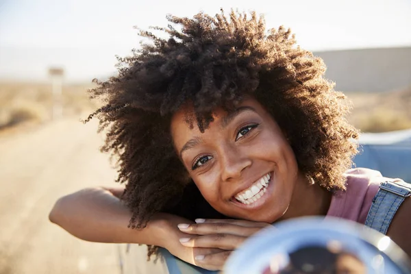 Retrato Mulher Que Gosta Viagem Estrada Carro Clássico Superior Aberto — Fotografia de Stock