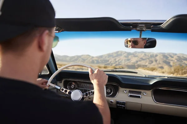 Adam Arkadan Görünüm Klasik Cabrio Araba Günbatımı Doğru Yolculuğa — Stok fotoğraf