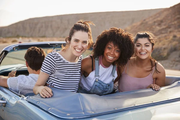 Retrato Tres Amigas Disfrutando Viaje Por Carretera Coche Clásico Superior —  Fotos de Stock