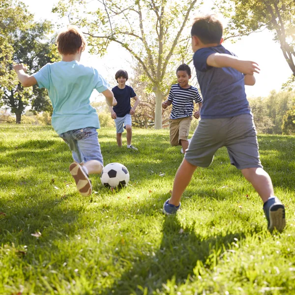Quatre Écoliers Jouant Football Dans Parc — Photo