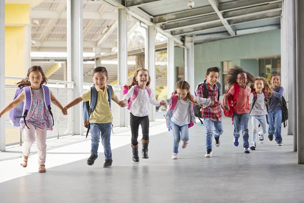 Les Élèves Primaire Tiennent Main Dans Couloir — Photo