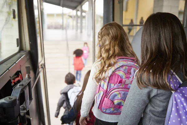 Duas Meninas Esperando Atrás Amigos Para Sair Ônibus Escola — Fotografia de Stock