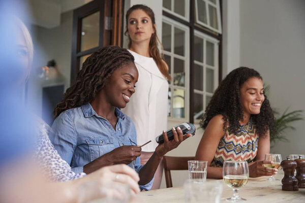 Female Customer Restaurant Paying Bill Using Contactless Credit Card Terminal — Stock Photo, Image