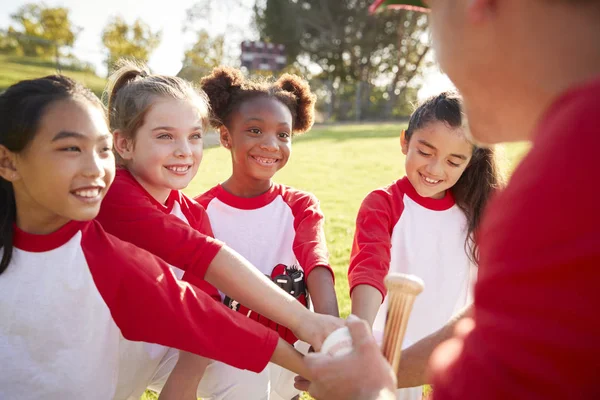 Schulmädchen Baseball Team Teamgedränge Mit Trainer — Stockfoto