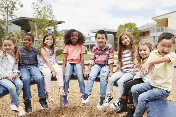 Crianças Escola Primária Sentadas Carrossel Pátio Escola — Fotografia de Stock