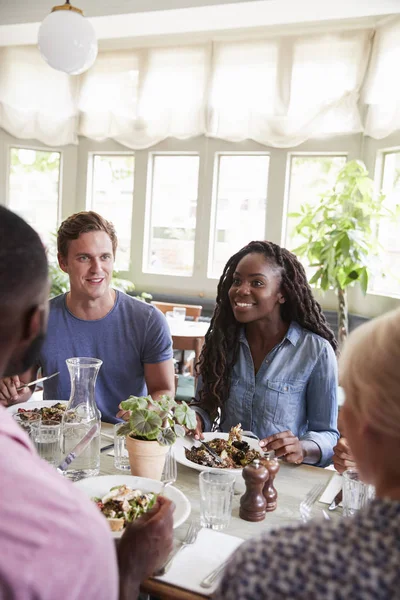 Birlikte Yemek Keyfi Restoran Masada Oturan Arkadaş Grubu — Stok fotoğraf