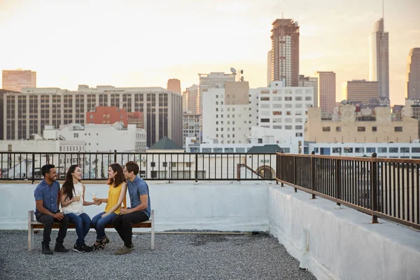 Amici Seduti Sul Sedile Della Terrazza Sul Tetto Con City — Foto Stock