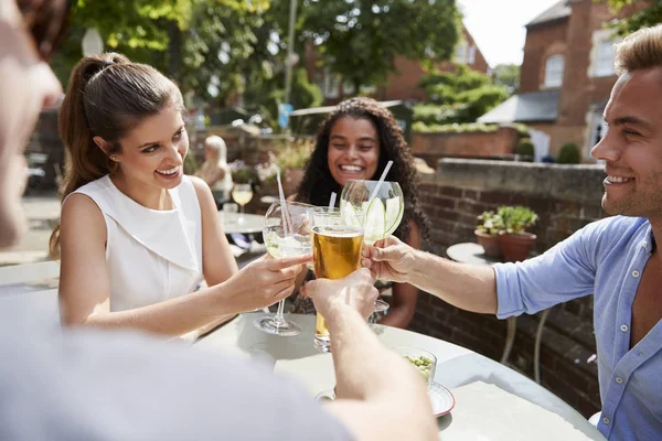 Vrienden Aan Tafel Pub Tuin Maken Toast Samen — Stockfoto