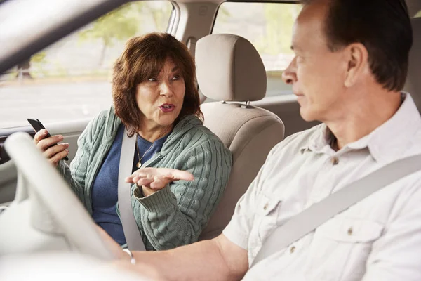 Mulher Passageira Carro Com Smartphone Conversando Com Motorista — Fotografia de Stock