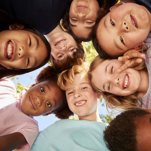 Huddle Van Schoolkinderen Kijken Neer Camera — Stockfoto